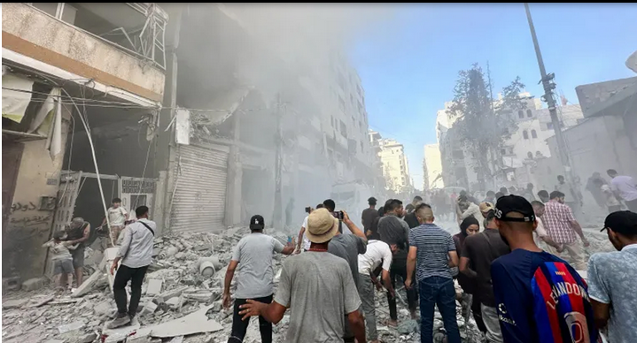 গাজায় ইসরাইলি হামলায় ধ্বংসস্তূপে পরিণত ভবন ও নিহত ফিলিস্তিনিদের শোকাহত স্বজনরা।