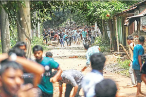 চট্টগ্রাম বিশ্ববিদ্যালয় ক্যাম্পাসে সংঘর্ষের পর ফাঁকা হয়ে যাওয়া ক্লাসরুম ও নীরব ক্যাম্পাস।