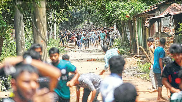 চট্টগ্রাম বিশ্ববিদ্যালয় ক্যাম্পাসে সংঘর্ষের পর ফাঁকা হয়ে যাওয়া ক্লাসরুম ও নীরব ক্যাম্পাস।