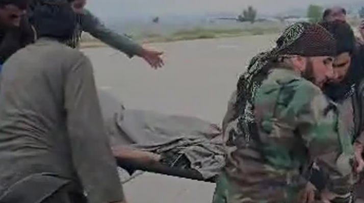 আফগানিস্তানে ভূমিকম্পে ধ্বংসস্তূপে পরিণত ঘরবাড়ি এবং শোকার্ত মানুষ।