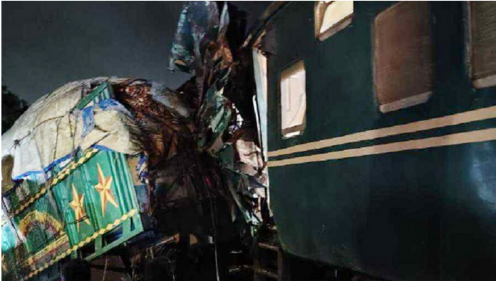 গাজীপুরে অরক্ষিত রেলক্রসিংয়ে ট্রেনের ধাক্কায় দুমড়ে-মুচড়ে যাওয়া ট্রাক