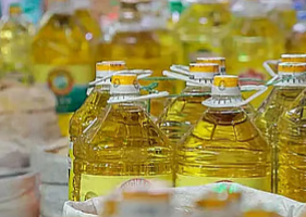 দোকানে বোতলজাত সয়াবিন তেলের সারি, ভোক্তারা উদ্বিগ্ন মুখে দাম যাচাই করছেন।