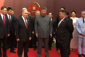 বেইজিংয়ে চীনের সামরিক কুচকাওয়াজে অংশ নিচ্ছেন সি চিন পিং, ভ্লাদিমির পুতিন ও কিম জং–উন