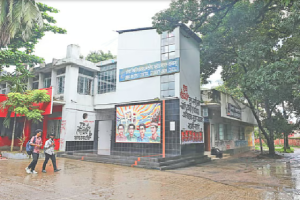 ঢাকা বিশ্ববিদ্যালয়ের ছাত্রীদের ভোটকেন্দ্রে দীর্ঘ সারি, ডাকসু নির্বাচনে নারী শিক্ষার্থীদের গুরুত্বপূর্ণ ভূমিকা।