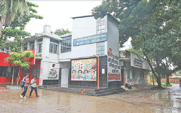 ঢাকা বিশ্ববিদ্যালয়ের ছাত্রীদের ভোটকেন্দ্রে দীর্ঘ সারি, ডাকসু নির্বাচনে নারী শিক্ষার্থীদের গুরুত্বপূর্ণ ভূমিকা।