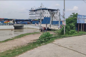 দৌলতদিয়া ফেরিঘাটে অচল পন্টুনের কারণে দীর্ঘ যানজট ও ভোগান্তিতে যাত্রী ও চালকরা