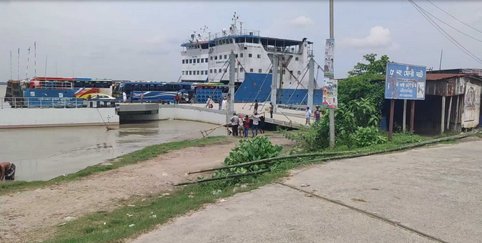 দৌলতদিয়া ফেরিঘাটে অচল পন্টুনের কারণে দীর্ঘ যানজট ও ভোগান্তিতে যাত্রী ও চালকরা