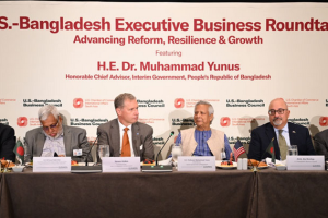 নিউইয়র্কে যুক্তরাষ্ট্র-বাংলাদেশ ব্যবসায়ী গোলটেবিল বৈঠকে প্রধান উপদেষ্টা ড. মুহাম্মদ ইউনূস বক্তব্য রাখছেন।