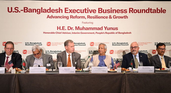 নিউইয়র্কে যুক্তরাষ্ট্র-বাংলাদেশ ব্যবসায়ী গোলটেবিল বৈঠকে প্রধান উপদেষ্টা ড. মুহাম্মদ ইউনূস বক্তব্য রাখছেন।