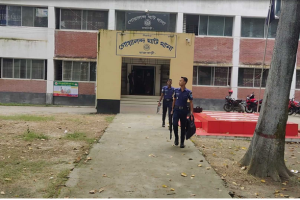 রাজবাড়ীতে নুরাল পাগলের দরবারে হামলার পর পুলিশের টহল