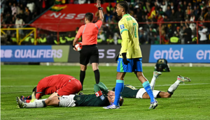 এল আলতো স্টেডিয়ামে ৪১৫০ মিটার উঁচুতে ব্রাজিলকে হারিয়ে উল্লাস করছে বলিভিয়ার খেলোয়াড়রা