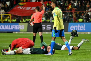 এল আলতো স্টেডিয়ামে ৪১৫০ মিটার উঁচুতে ব্রাজিলকে হারিয়ে উল্লাস করছে বলিভিয়ার খেলোয়াড়রা