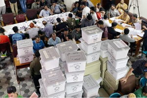 জাহাঙ্গীরনগর বিশ্ববিদ্যালয়ের জাকসু নির্বাচন চলাকালে ভোট গণনার দৃশ্য।