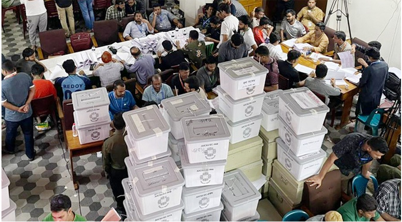 জাহাঙ্গীরনগর বিশ্ববিদ্যালয়ের জাকসু নির্বাচন চলাকালে ভোট গণনার দৃশ্য।