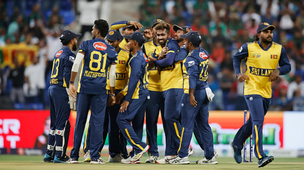 আবুধাবির আবু জায়েদ স্টেডিয়ামে শ্রীলঙ্কার বিপক্ষে হতাশায় মাঠ ছাড়ছেন বাংলাদেশের ক্রিকেটাররা