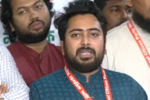 এনসিপি আহ্বায়ক নাহিদ ইসলাম শাহবাগে বৈঠক শেষে সাংবাদিকদের ব্রিফ করছেন