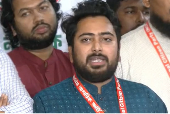 এনসিপি আহ্বায়ক নাহিদ ইসলাম শাহবাগে বৈঠক শেষে সাংবাদিকদের ব্রিফ করছেন