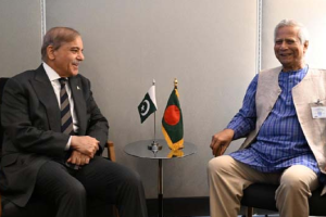 জাতিসংঘ সাধারণ পরিষদের ফাঁকে নিউইয়র্কে পাকিস্তানের প্রধানমন্ত্রী শেহবাজ শরীফের সঙ্গে প্রধান উপদেষ্টা ড. মুহাম্মদ ইউনূস বৈঠক করছেন।