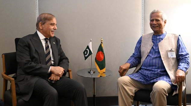 জাতিসংঘ সাধারণ পরিষদের ফাঁকে নিউইয়র্কে পাকিস্তানের প্রধানমন্ত্রী শেহবাজ শরীফের সঙ্গে প্রধান উপদেষ্টা ড. মুহাম্মদ ইউনূস বৈঠক করছেন।