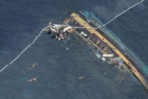 কঙ্গোর নদীপথে নৌ-দুর্ঘটনায় নিহতদের স্মরণে শোক প্রকাশ করছে স্থানীয়রা।