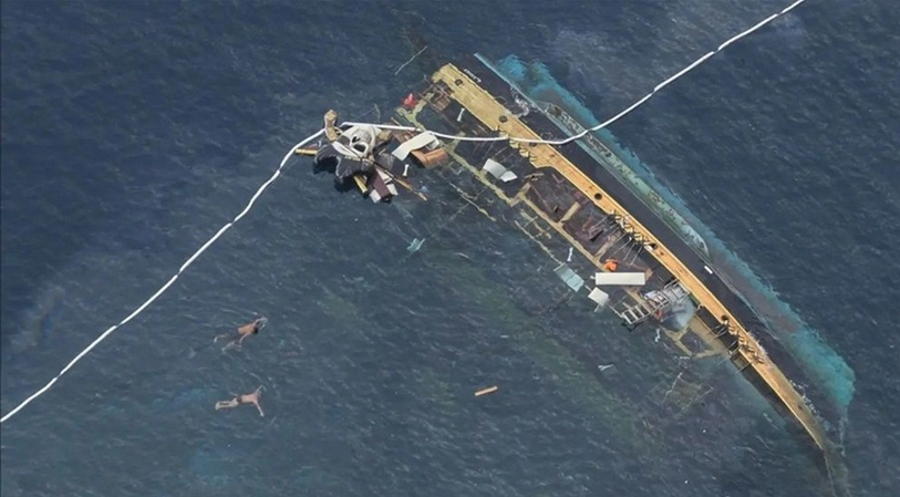 কঙ্গোর নদীপথে নৌ-দুর্ঘটনায় নিহতদের স্মরণে শোক প্রকাশ করছে স্থানীয়রা।