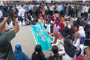 ঢাকায় সাতরাস্তা মোড়ে কারিগরি শিক্ষার্থীদের আন্দোলনে যান চলাচল বন্ধ হয়ে গেছে