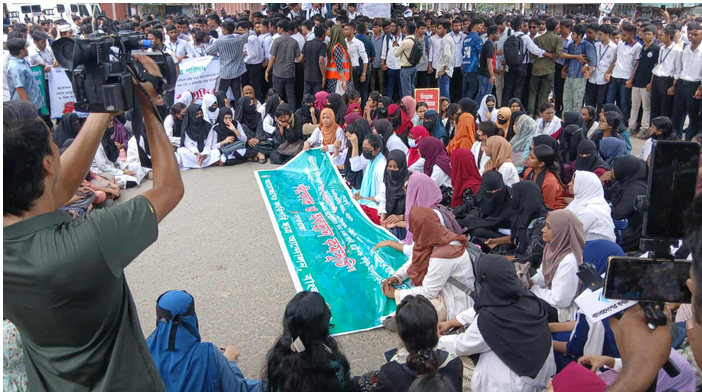 ঢাকায় সাতরাস্তা মোড়ে কারিগরি শিক্ষার্থীদের আন্দোলনে যান চলাচল বন্ধ হয়ে গেছে