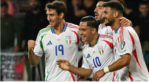 বিশ্বকাপ বাছাইপর্বে ইসরায়েলের বিপক্ষে রুদ্ধশ্বাস ম্যাচে শেষ মুহূর্তে গোল করে ইতালির জয় নিশ্চিত করছেন সান্দ্রো তোনালি।