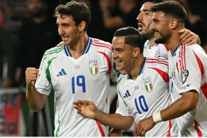 বিশ্বকাপ বাছাইপর্বে ইসরায়েলের বিপক্ষে রুদ্ধশ্বাস ম্যাচে শেষ মুহূর্তে গোল করে ইতালির জয় নিশ্চিত করছেন সান্দ্রো তোনালি।