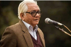 হাসপাতালের বাইরে বদরুদ্দীন উমরের মৃত্যুতে শোকাহত মানুষের ভিড়।