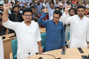 ঢাকা বিশ্ববিদ্যালয়ের ডাকসু নির্বাচনে ভোট গণনার পর বিজয়ী প্যানেলের সদস্যদের উল্লাস