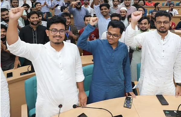 ঢাকা বিশ্ববিদ্যালয়ের ডাকসু নির্বাচনে ভোট গণনার পর বিজয়ী প্যানেলের সদস্যদের উল্লাস