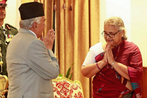 নেপালের অন্তর্বর্তী প্রধানমন্ত্রী সুশীলা কার্কি ও প্রেসিডেন্ট রাম চন্দ্র পাওদেলের নির্বাচনের তারিখ ঘোষণার দৃশ্য।