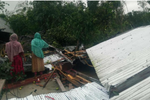 লালমনিরহাটে ঝড়ে বিধ্বস্ত ঘরবাড়ি ও ক্ষতিগ্রস্ত পরিবারের দৃশ্য