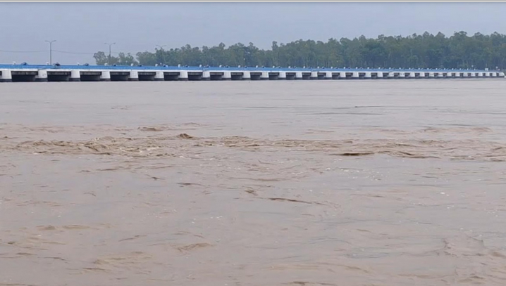 নিচু অঞ্চলে বাড়িতে ঘিরে পানি, মানুষ আশ্রয়কেন্দ্রে যাচ্ছে — তিস্তা নদীর ভয়ঙ্কর মাত্রা