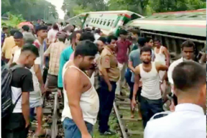 রেললাইন মেরামত চলছে, শ্রমিকরা কাজ করছেন