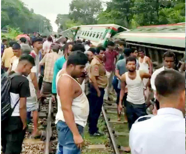 রেললাইন মেরামত চলছে, শ্রমিকরা কাজ করছেন