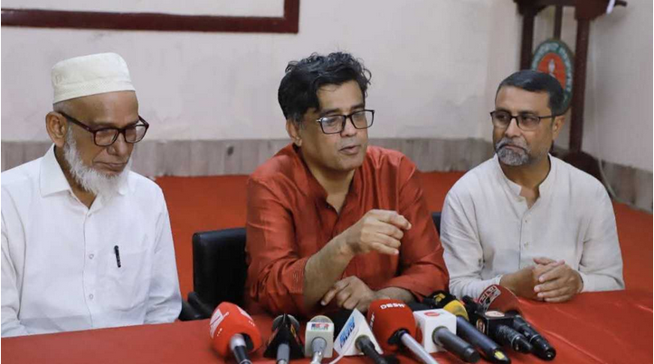 প্রধান উপদেষ্টার প্রেস সচিব শফিকুল আলম ময়মনসিংহ প্রেসক্লাবে সাংবাদিকদের সঙ্গে কথা বলছেন।