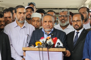 ডা. আব্দুল্লাহ মো. তাহের বিমানবন্দরে সাংবাদিকদের সঙ্গে কথা বলছেন