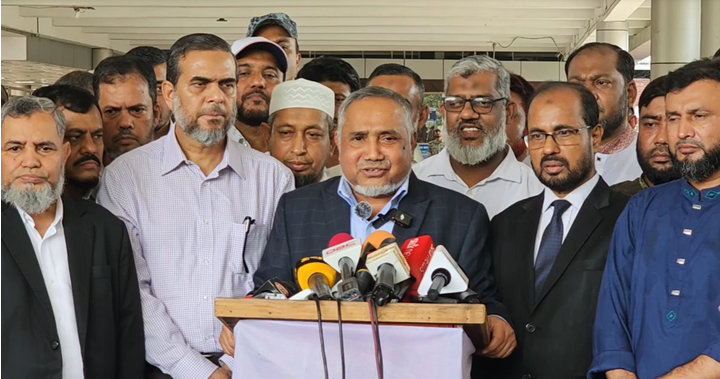 ডা. আব্দুল্লাহ মো. তাহের বিমানবন্দরে সাংবাদিকদের সঙ্গে কথা বলছেন