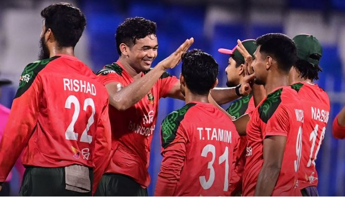 শারজাহতে জয় উদযাপন করছেন বাংলাদেশের ক্রিকেটাররা — আফগানিস্তানের বিপক্ষে সিরিজে হোয়াইটওয়াশ।