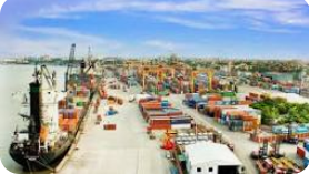 চট্টগ্রাম বন্দরে জাহাজ থেকে পণ্য নামানো হচ্ছে, নতুন ট্যারিফ নিয়ে ব্যস্ত বন্দর এলাকা।