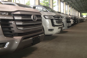 চট্টগ্রাম বন্দরে সারি সারি দাঁড়িয়ে থাকা এমপি কোটার বিলাসবহুল ল্যান্ড ক্রুজার ও পাজেরো গাড়ি।