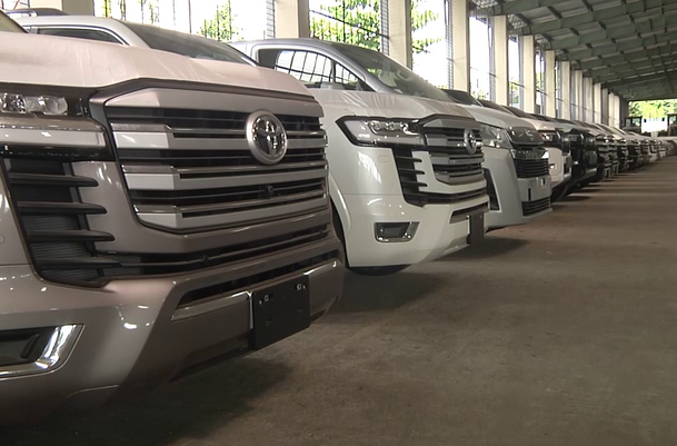 চট্টগ্রাম বন্দরে সারি সারি দাঁড়িয়ে থাকা এমপি কোটার বিলাসবহুল ল্যান্ড ক্রুজার ও পাজেরো গাড়ি।