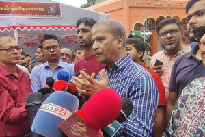 ড. আসিফ নজরুল বরিশালের শংকর মঠ পূজা মণ্ডপ পরিদর্শন করছেন এবং সাংবাদিকদের সাথে কথা বলছেন।