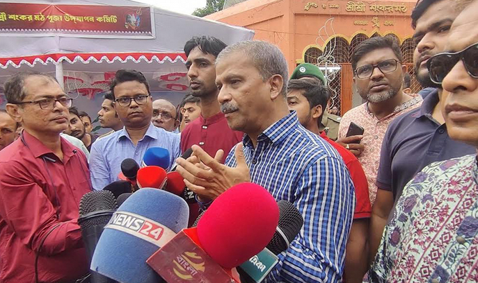 ড. আসিফ নজরুল বরিশালের শংকর মঠ পূজা মণ্ডপ পরিদর্শন করছেন এবং সাংবাদিকদের সাথে কথা বলছেন।