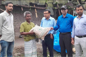 নওগাঁয় ঝড়ে ক্ষতিগ্রস্ত ঘরের টিন উড়ে গেছে, প্রশাসন দুর্গতদের মাঝে শুকনা খাবার বিতরণ করছে।