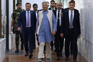 হযরত শাহজালাল আন্তর্জাতিক বিমানবন্দরে রোম সফর শেষে দেশে ফেরা প্রধান উপদেষ্টা মুহাম্মদ ইউনূস।