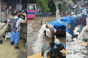রাজধানীর সড়কে রাতভর বৃষ্টির পর হাঁটুজল জমে আছে। পানিতে ভিজে খালি পায়ে বা ভ্যানে চলাচল করছেন যাত্রীরা। কিছু যানবাহন রাস্তায় বিকল হয়ে দাঁড়িয়ে আছে, যাত্রীদের মধ্যে চরম ভোগান্তি।