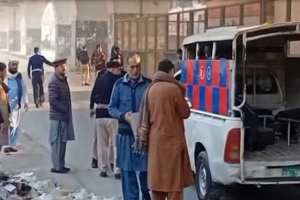 পাকিস্তানের পেশোয়ারে ফ্রন্টিয়ার কনস্ট্যাবুলারি সদর দফতরে আত্মঘাতী হামলার পর নিরাপত্তা বাহিনীর অভিযান পরিচালনার দৃশ্য।